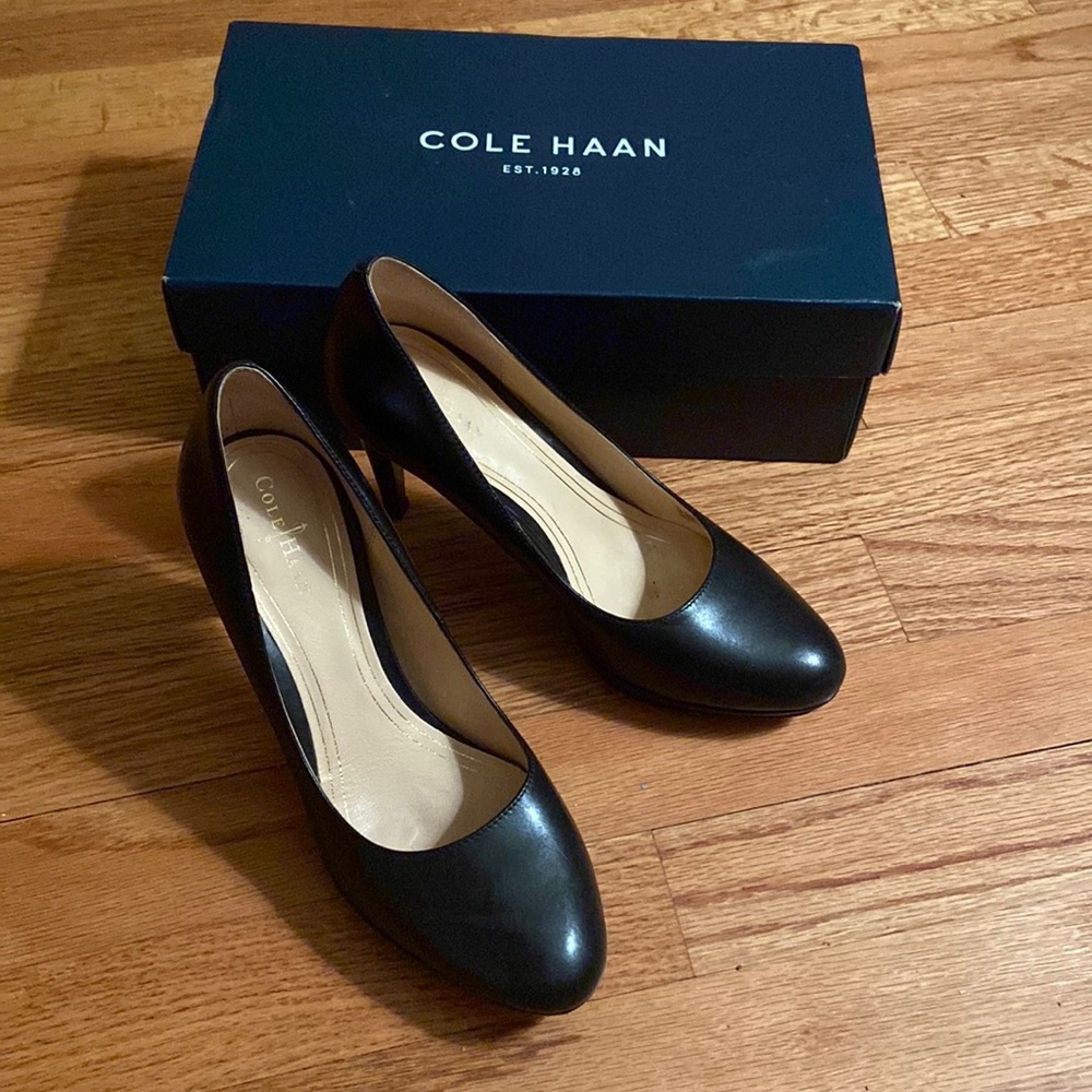 Size 7B Cole Han black leather pumps. Good condition.
